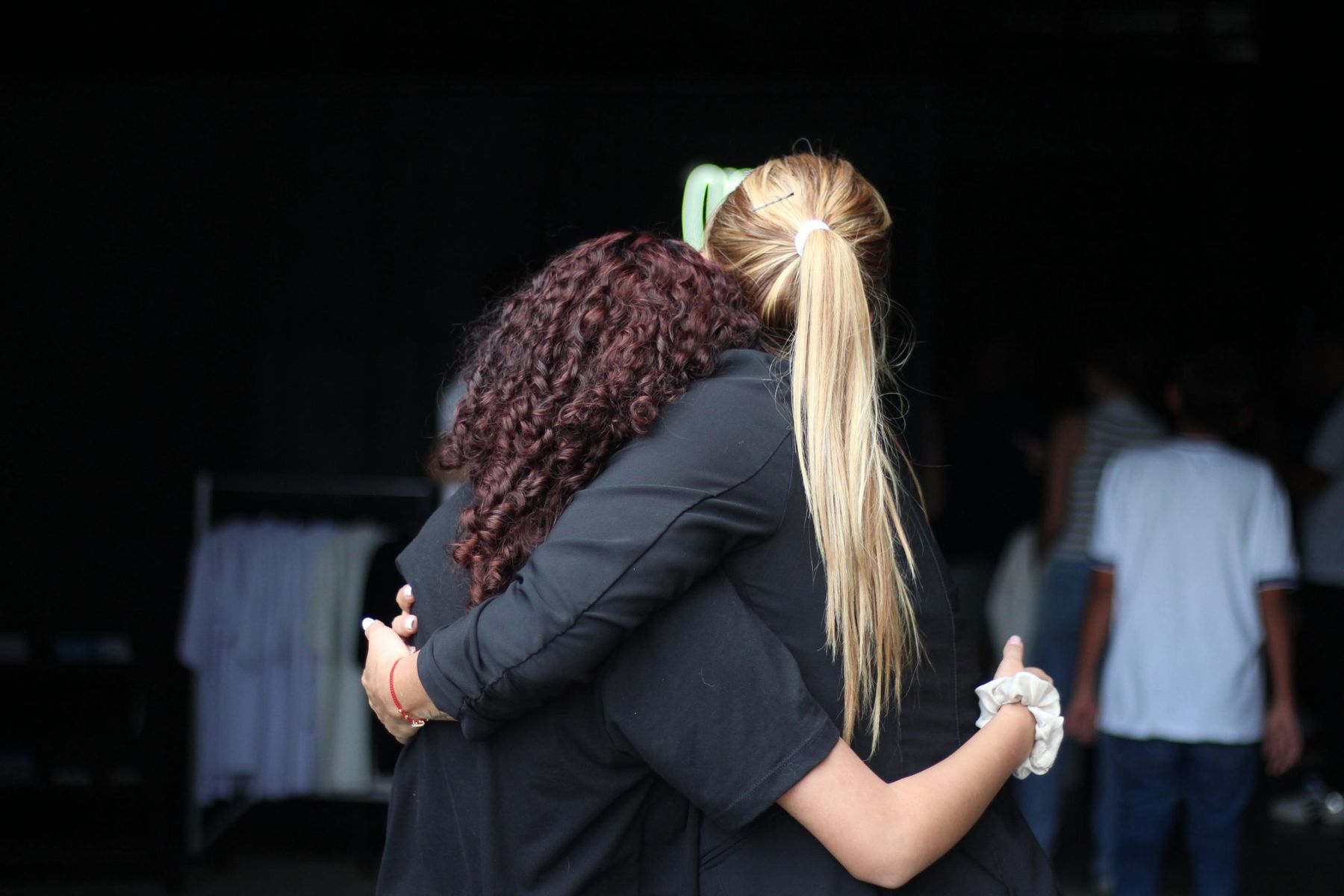 Abrazo durante el servicio